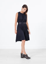 Carica l&#39;immagine nel visualizzatore di Gallery, Sleeveless Pleated Dress in Navy