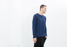 Carica l&#39;immagine nel visualizzatore di Gallery, Cashmere Jersey Long Sleeve Tee in Navy