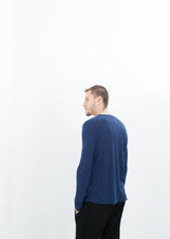 Carica l&#39;immagine nel visualizzatore di Gallery, Cashmere Jersey Long Sleeve Tee in Navy