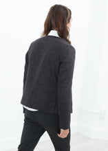 Carica l&#39;immagine nel visualizzatore di Gallery, Camelia Reversible Jacket in Black/Red