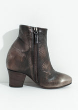 Carica l&#39;immagine nel visualizzatore di Gallery, Scavata Ankle Boot in Bronze