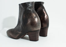 Carica l&#39;immagine nel visualizzatore di Gallery, Scavata Ankle Boot in Bronze